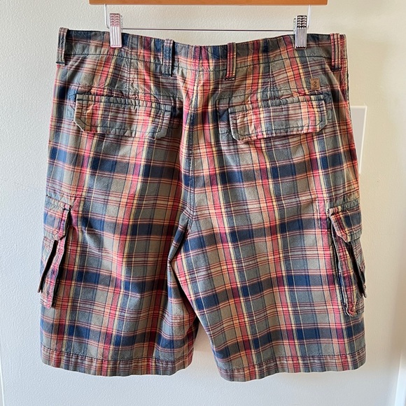 IZOD Men’s Cargo Plaid Shorts - Picture 3 of 4